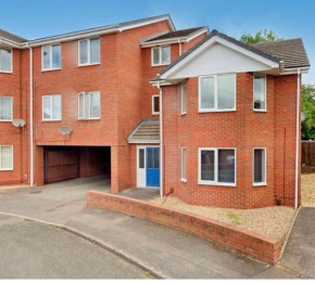 Comfy 2-bedroom Flat with Private Parking